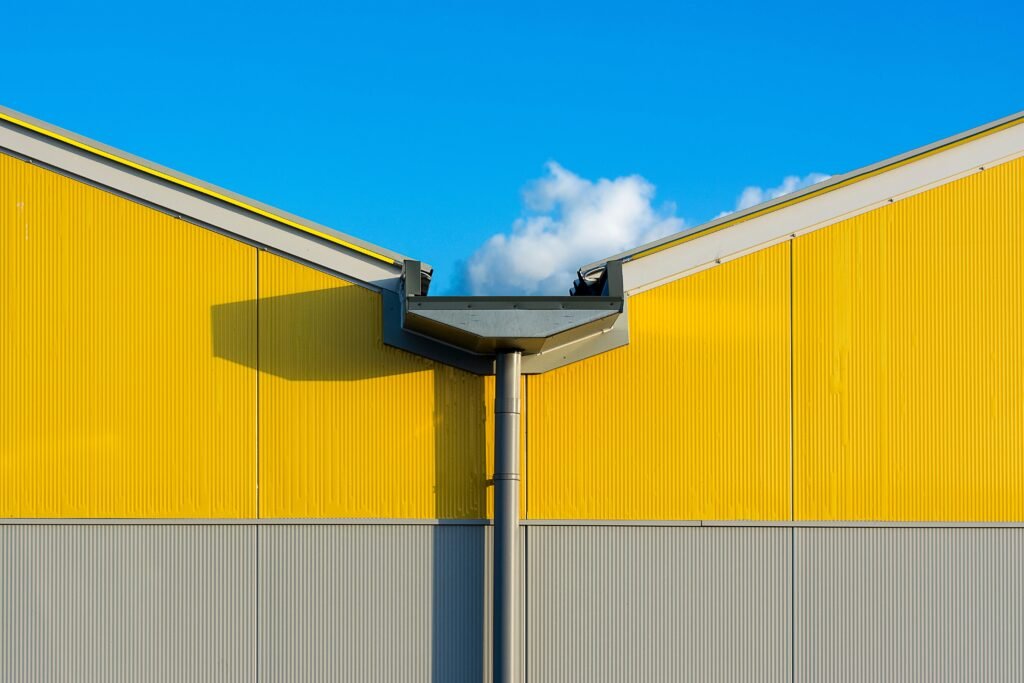Seamless gutter installation on a Texas home