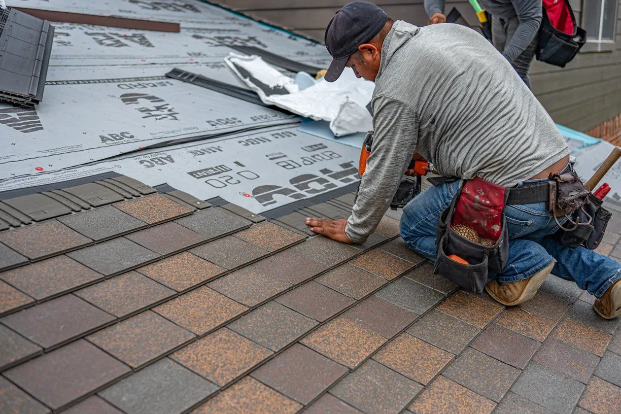 Shingle roof installation Texas – roofer installing asphalt shingles