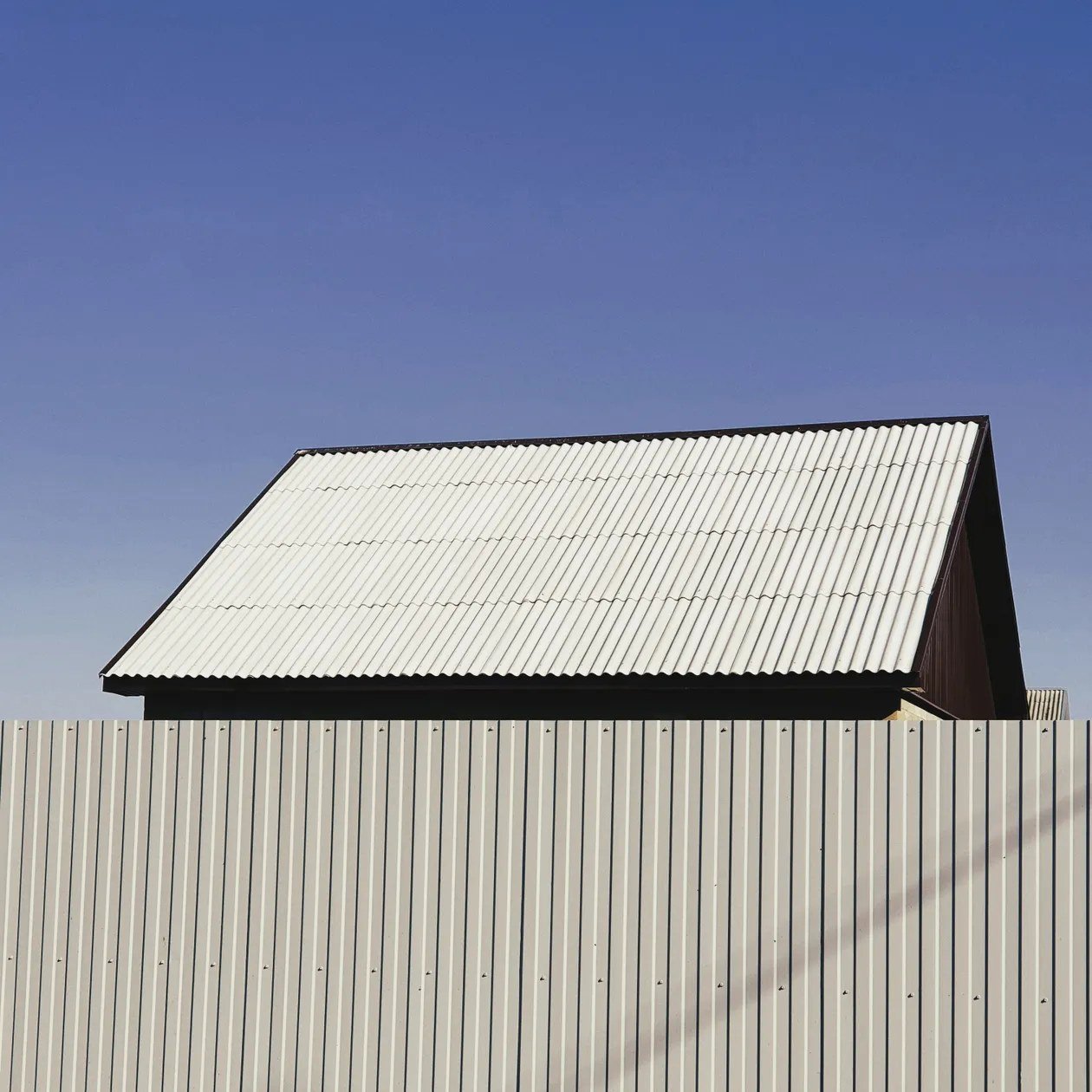 Metal roof installation Texas – standing seam metal roof on a Texas home