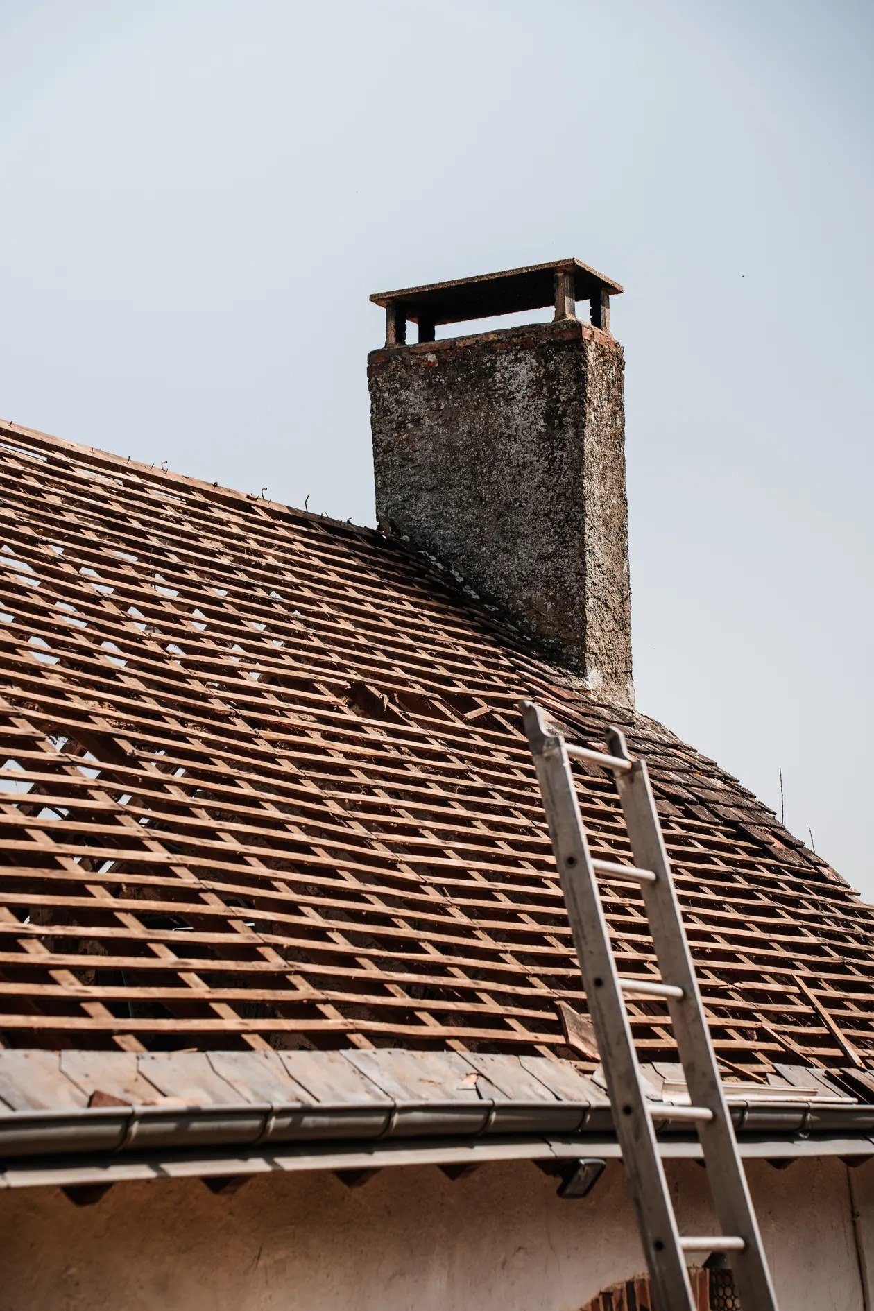 Roof flashing repair Texas – shingle and chimney flashing detail