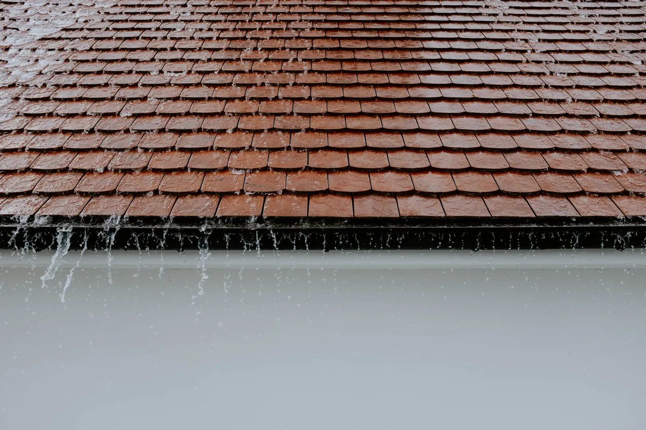 Roof leak repair Texas – leaking shingle roof in rain