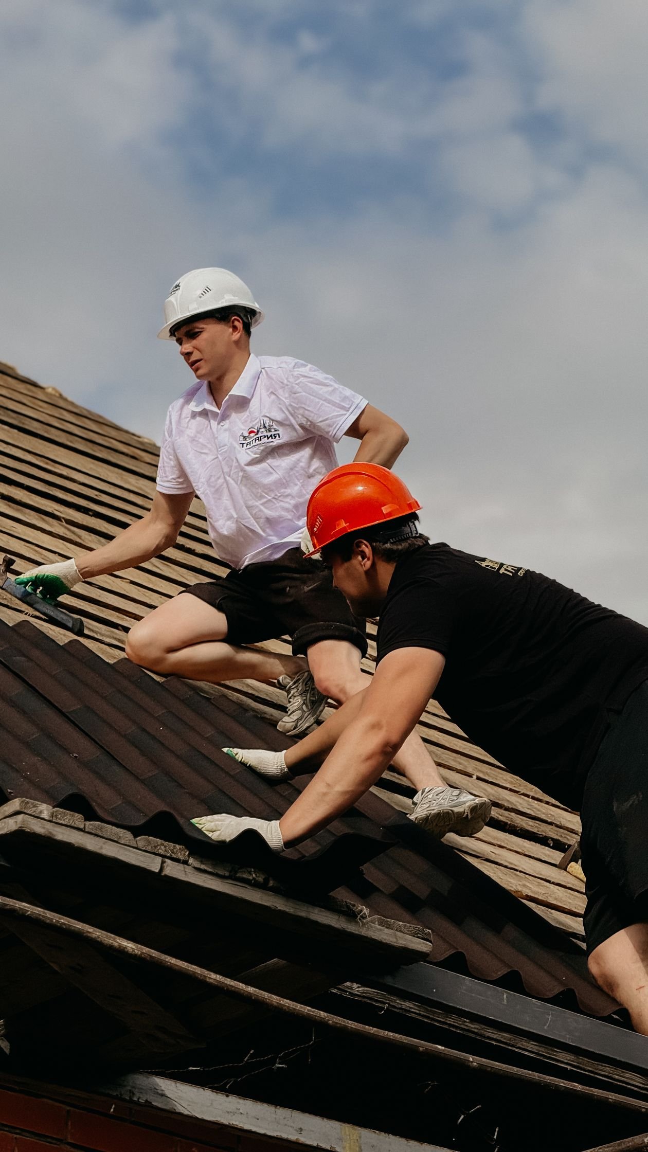 Texas roofing contractors – roofing crew installing a new roof